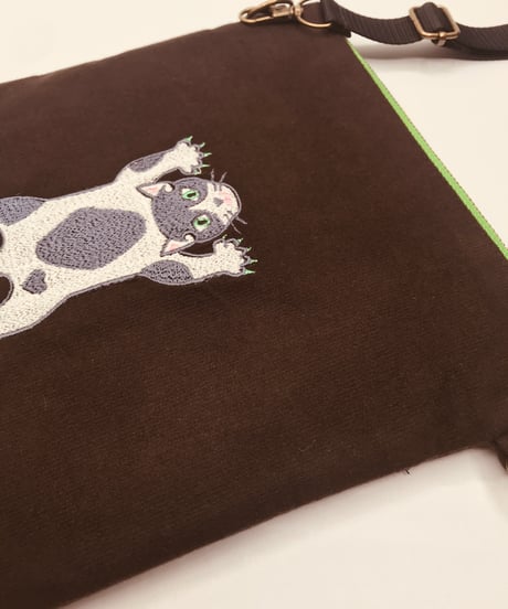 空飛ぶ猫ちゃん刺繍サコッシュ（No.5)ハチワレグレー