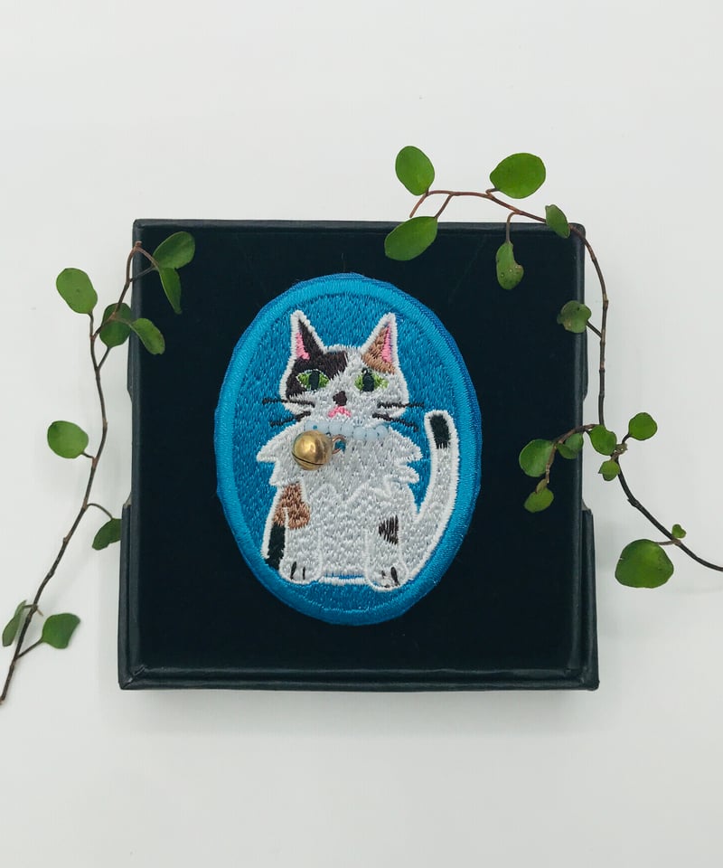 刺繍のブローチ（三毛猫ちゃん） | A-rue OnlineShop