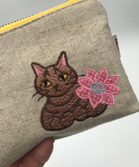 刺繍ポーチ（茶トラ猫）