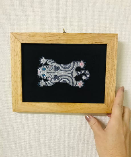 猫ちゃん刺繍画(2Lサイズ） No.13 (トラ柄シルバーグレー１）