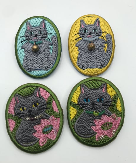 刺繍のブローチ（グレーの猫）