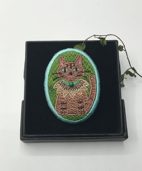 刺繍のブローチ（茶トラ猫 2）