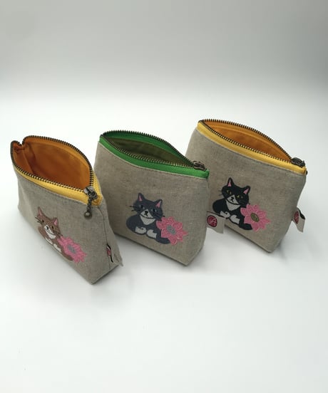 刺繍ポーチ（ハチワレ猫）