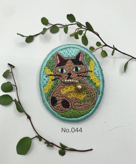 刺繍のブローチ（サビ猫 2）