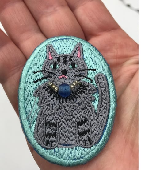 刺繍のブローチ（トラ猫/グレー）