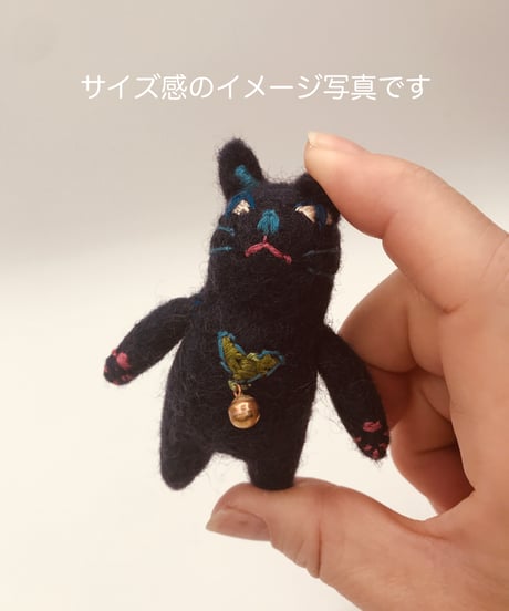 ネコちゃんFeltブローチ（ネイビー系 1）