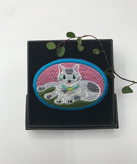 刺繍のブローチ（グレーハチワレ＆ブチちゃん）