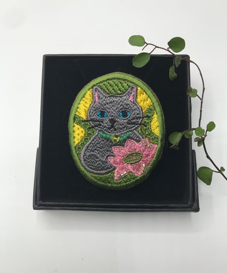 刺繍のブローチ（グレーの猫）