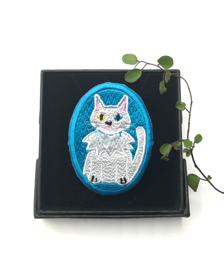 刺繍のブローチ（白い猫）