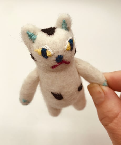 ネコちゃんfeltブローチ（ナチュラル系１）