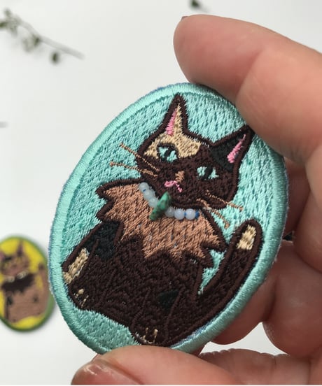 刺繍のブローチ（サビ猫）