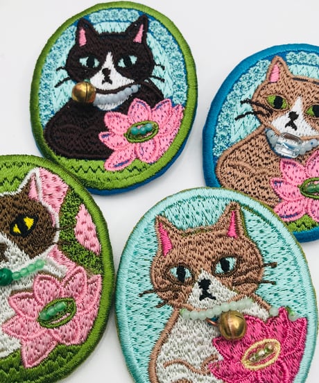 刺繍のブローチ（ハチワレちゃん）