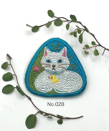 刺繍のブローチ（白い猫）