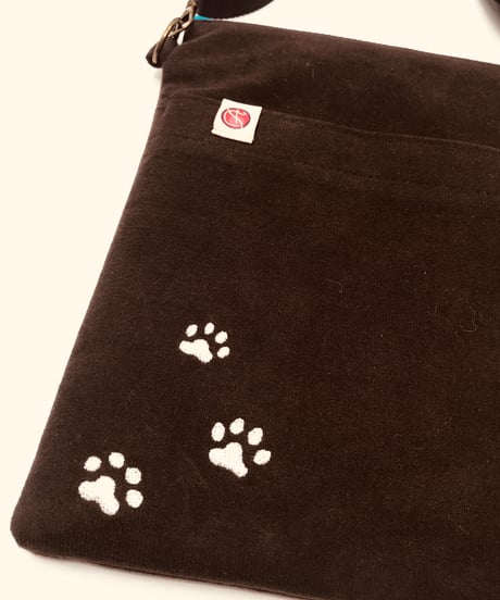 空飛ぶ猫ちゃん刺繍サコッシュ（No.3)ハチワレ黒