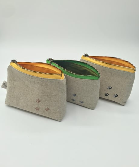刺繍ポーチ（ハチワレ猫）