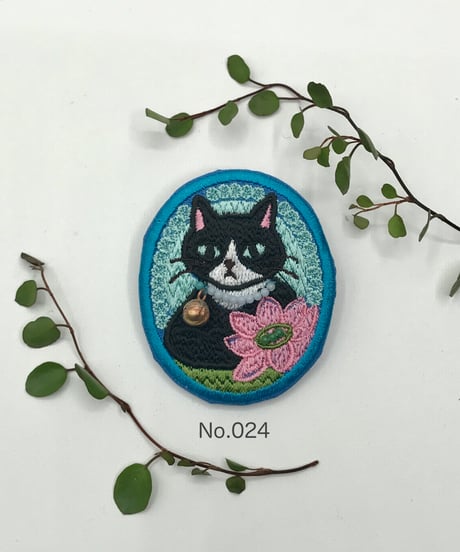 刺繍のブローチ（黒白ハチワレ＆ブチちゃん）
