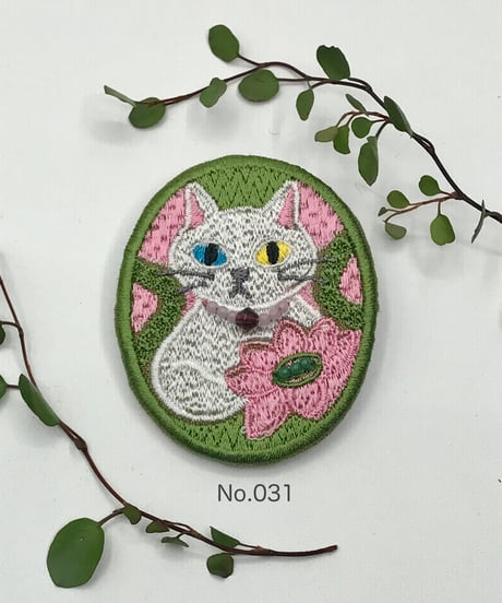 刺繍のブローチ（白い猫）