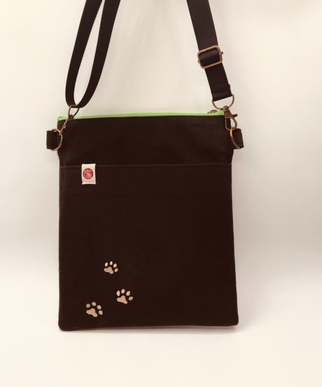 空飛ぶ猫ちゃん刺繍サコッシュ（No.8)ハチワレ茶G