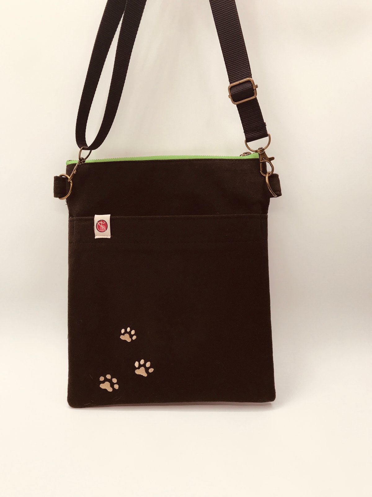 空飛ぶ猫ちゃん刺繍サコッシュ（No.8)ハチワレ茶G | A-rue OnlineShop