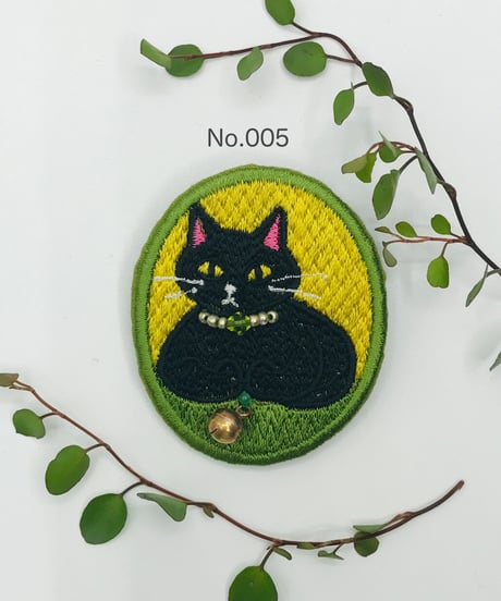 刺繍のブローチ（黒い猫）