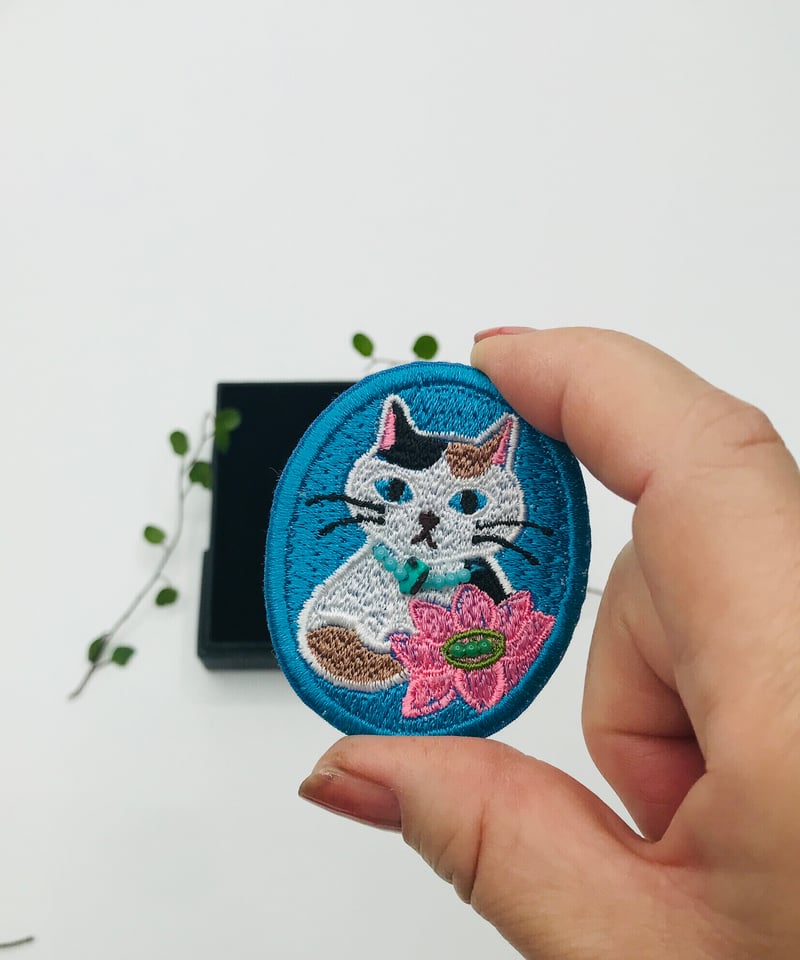 刺繍のブローチ（三毛猫ちゃん） | A-rue OnlineShop