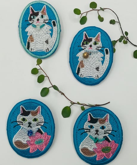 刺繍のブローチ（三毛猫ちゃん）