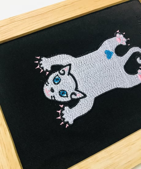 猫ちゃん刺繍画(2Lサイズ） No.16 (シルバーグレー）