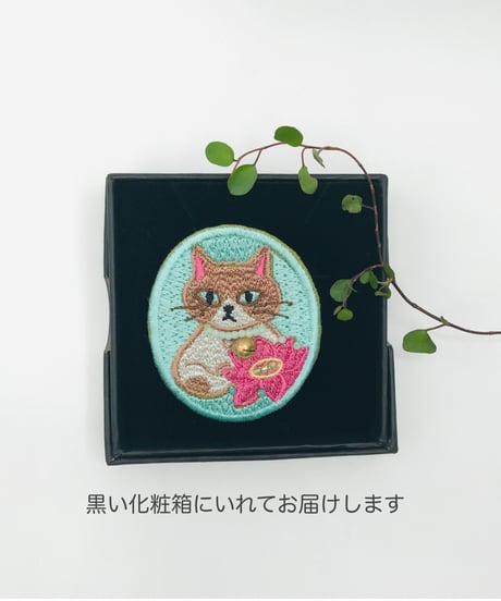刺繍のブローチ（ハチワレちゃん）