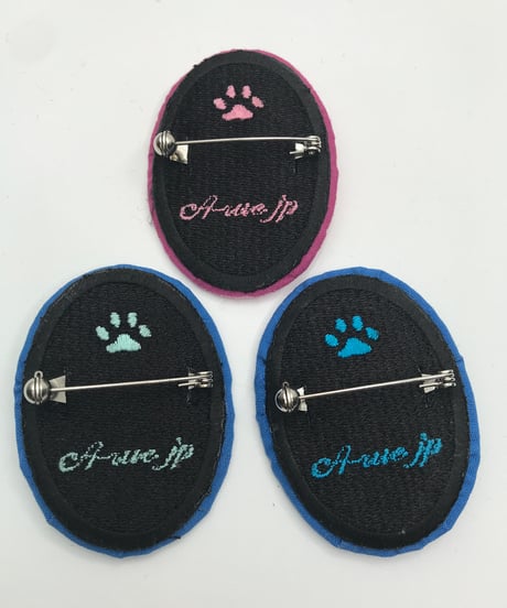 刺繍のブローチ（シャム系猫）