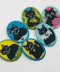 刺繍のブローチ（黒い猫）