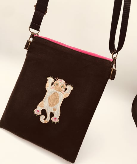 空飛ぶ猫ちゃん刺繍サコッシュ（No.7) ハチワレ茶白P