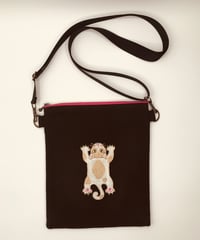 空飛ぶ猫ちゃん刺繍サコッシュ（No.7) ハチワレ茶白P