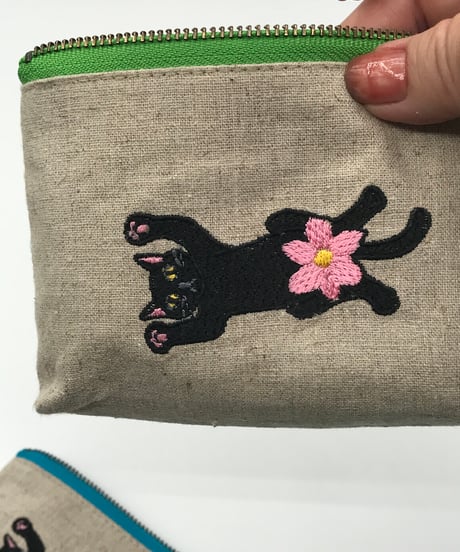 刺繍ポーチ（バンザイ黒猫 No.2）