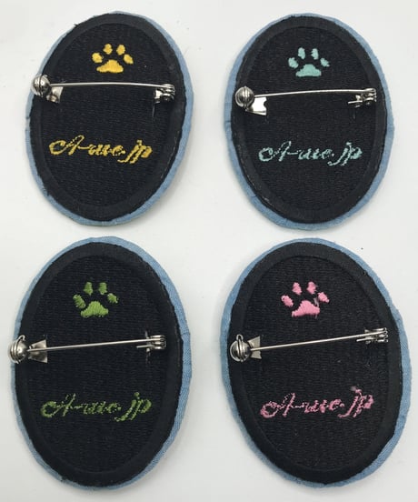 刺繍のブローチ（サビ猫）