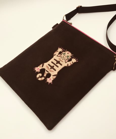 空飛ぶ猫ちゃん刺繍サコッシュ（No.4)茶トラ