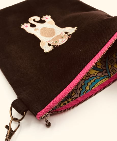 空飛ぶ猫ちゃん刺繍サコッシュ（No.7) ハチワレ茶白P