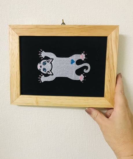 猫ちゃん刺繍画(2Lサイズ） No.16 (シルバーグレー）