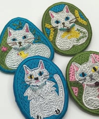 刺繍のブローチ（白い猫）