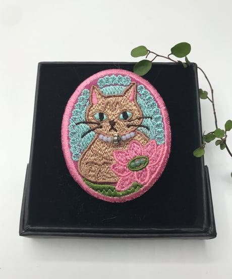 刺繍のブローチ（茶トラ猫 3 ）