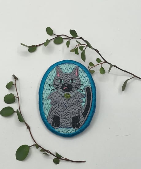 刺繍のブローチ（シャム系猫）