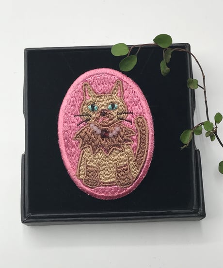 刺繍のブローチ（シャム系猫）