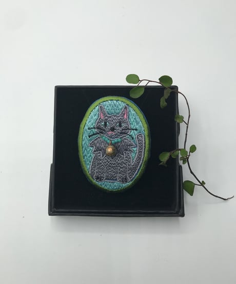 刺繍のブローチ（グレーの猫）