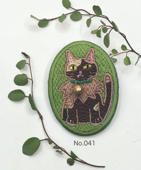 刺繍のブローチ（サビ猫）