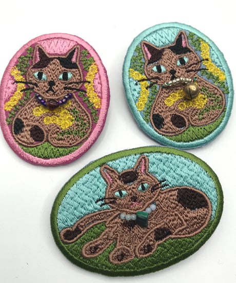 刺繍のブローチ（サビ猫 2）