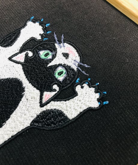 猫ちゃん刺繍画(2Lサイズ） No.21(黒ハチワレ１）