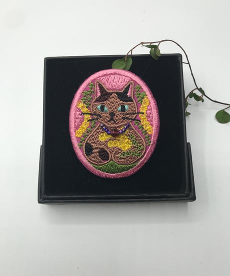 刺繍のブローチ（サビ猫 2）