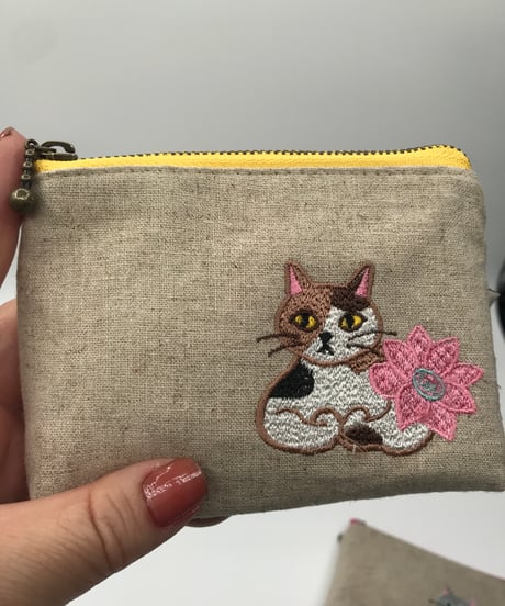 刺繍ポーチ（ブチ猫 No.2）