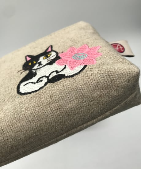 刺繍ポーチ（ブチ猫 No.1 ）