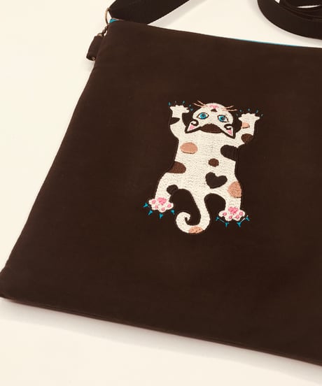 空飛ぶ猫ちゃん刺繍サコッシュ（No.6)三毛ちゃん