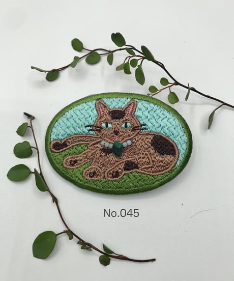 刺繍のブローチ（サビ猫 2）